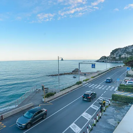 Incanto Sul Mare Fronte Spiaggia Con Ac * Bergeggi
